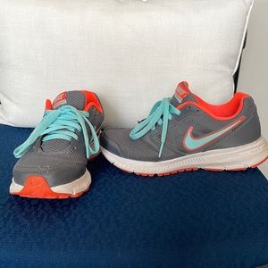 Gray women’s Nike sneaker. Used but good condition. Size 5.5.